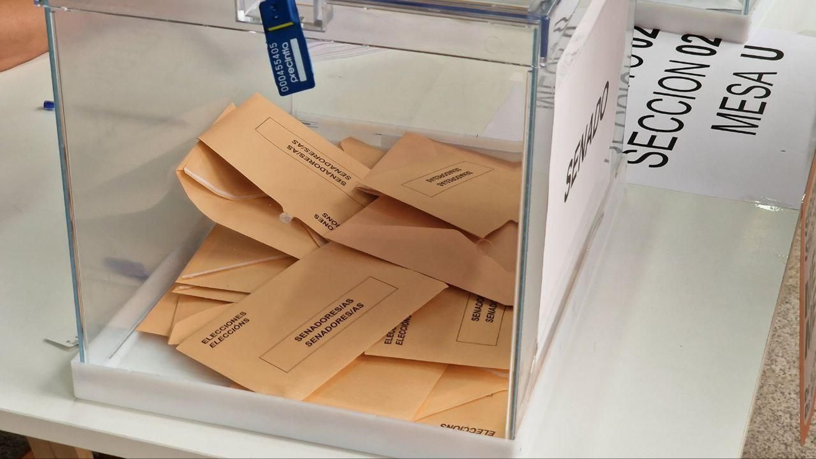 Papeletas de Senadores en una urna de un colegio electoral de Vigo. // J.V. Landín