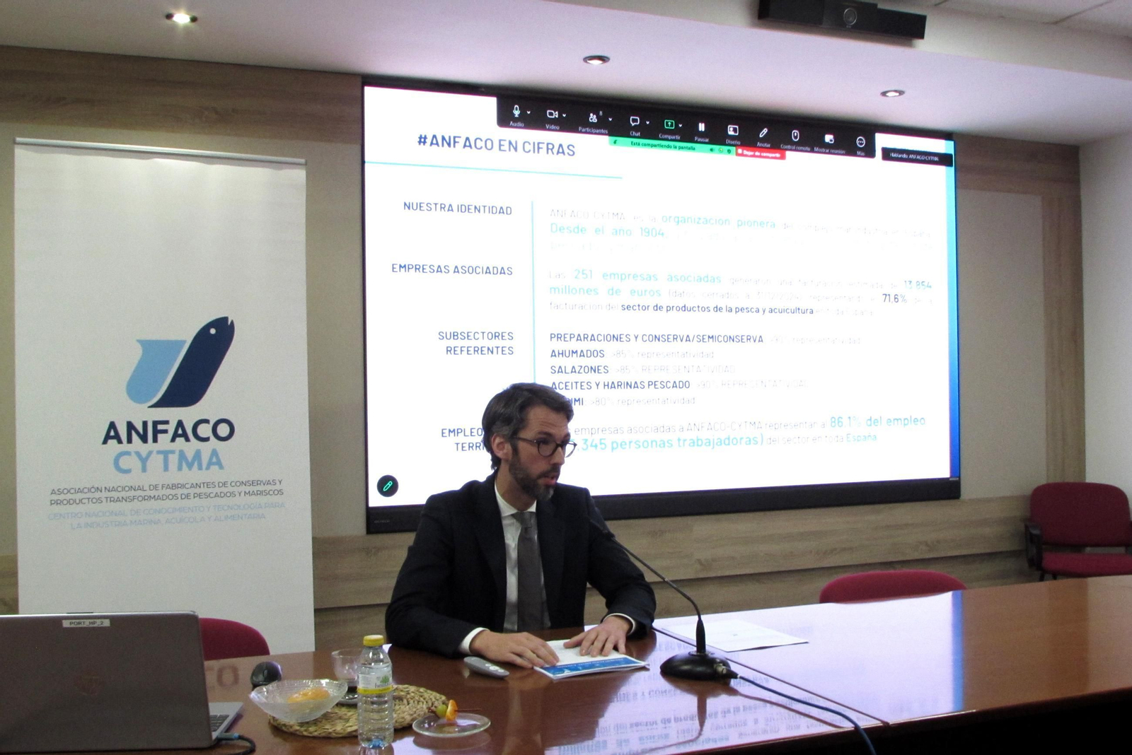 El secretario general de Anfaco, Roberto Alonso, presentando el balance del sector ayer en Vigo.
