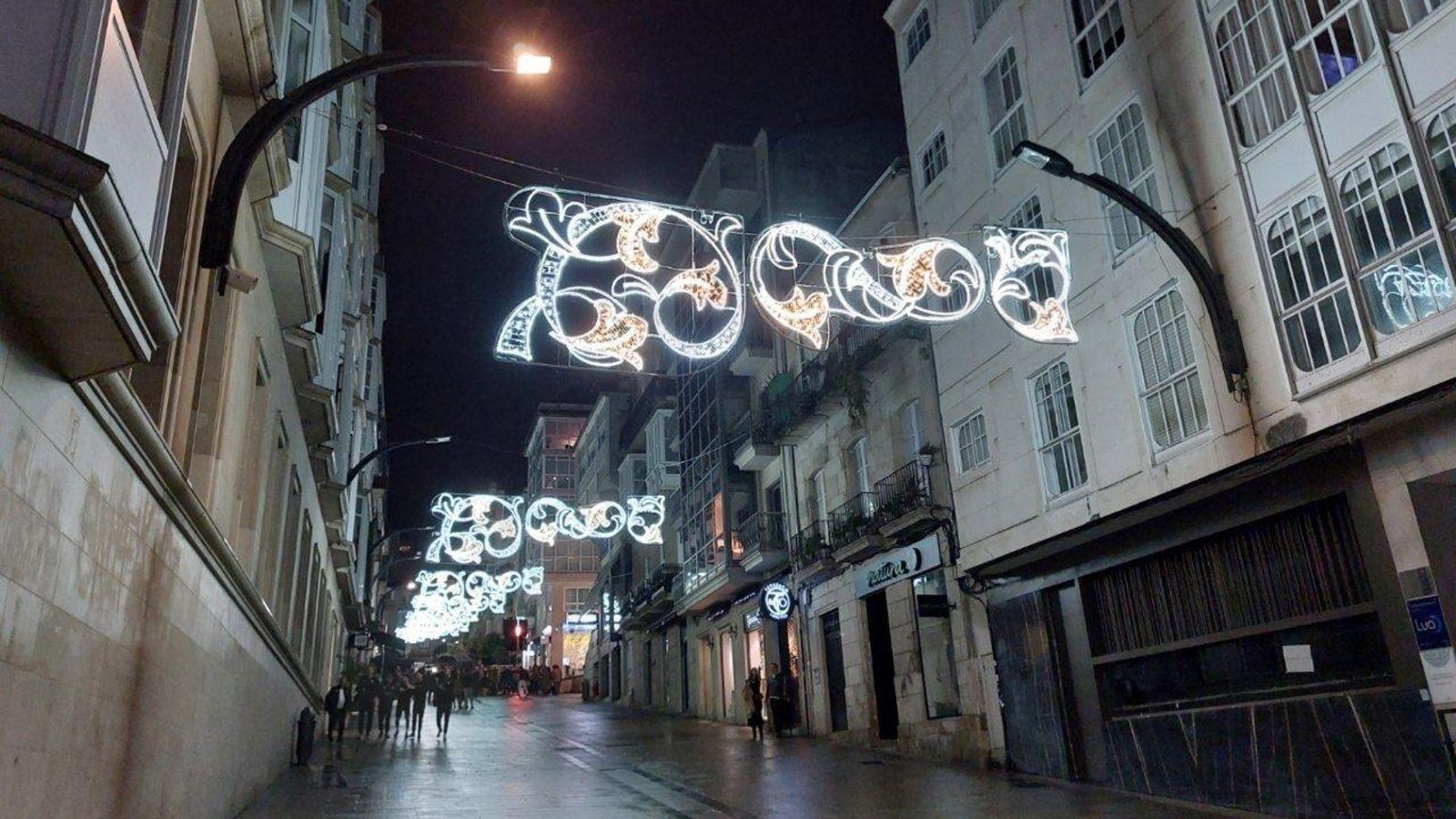 Las luces de Navidad de la calle Eduardo Iglesias, en el centro de Vigo, encendidas. // M.B.