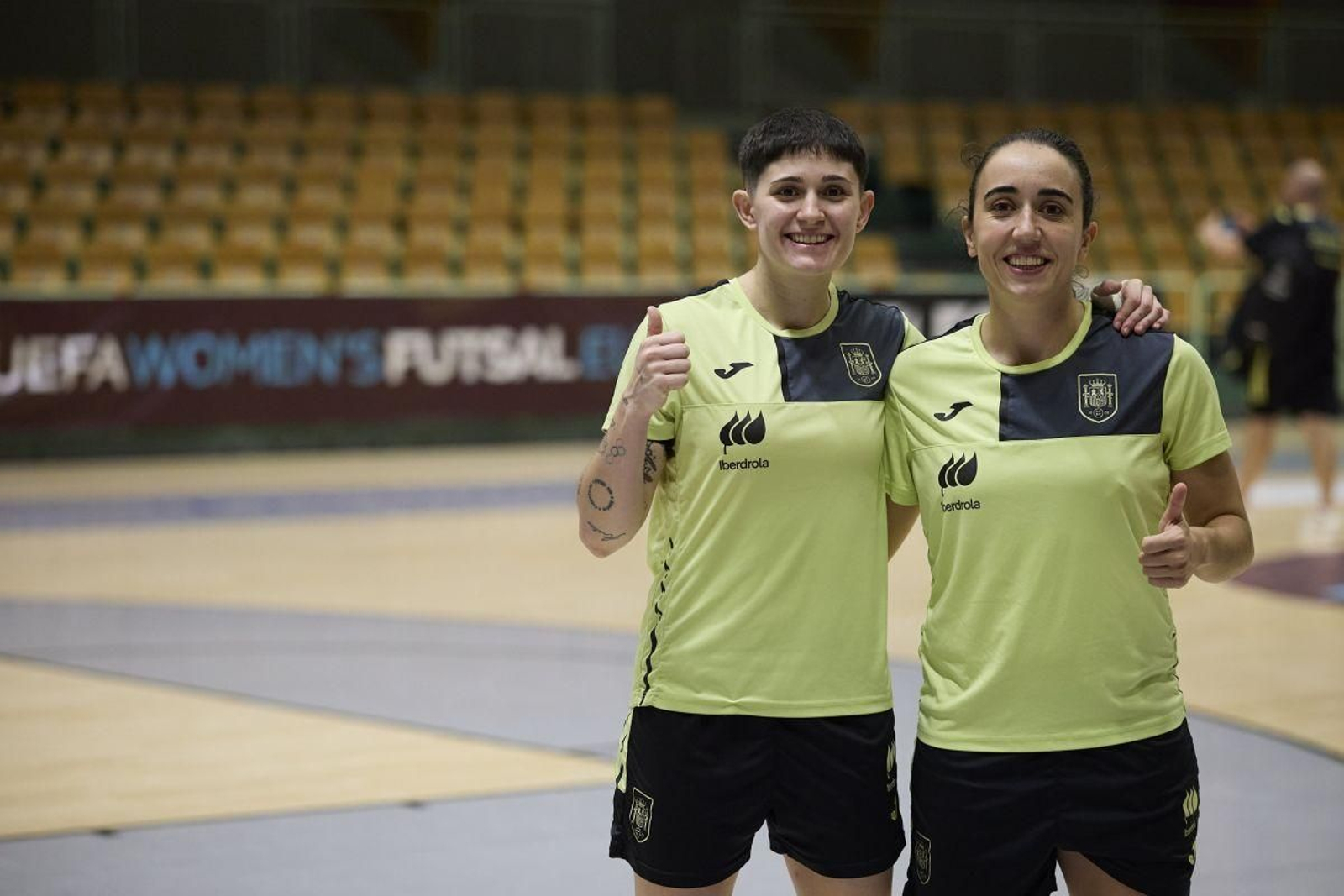 Las ourensanas Antía Pérez y Vanessa Sotelo, ayer antes del entrenamiento en Laško.
