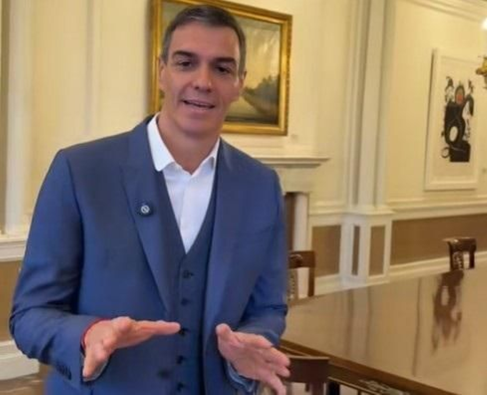 Pedro Sánchez durante el house tour por La Moncloa.