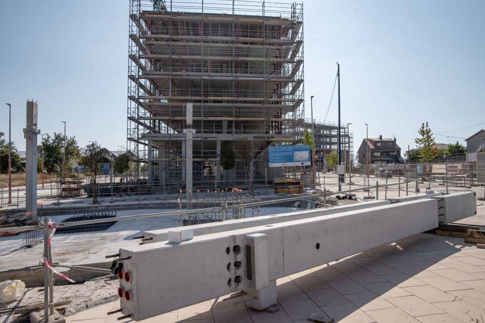 Una de las edificaciones de nueva construcción en el barrio de Navia