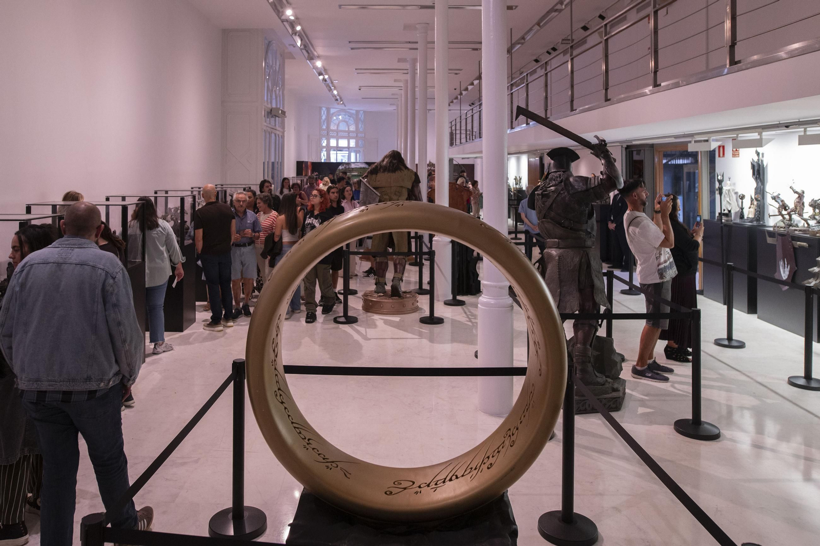 Un recorrido por el universo de Tolkien en la exposición organizada por el OUFF con motivo del 25 aniversario de la saga