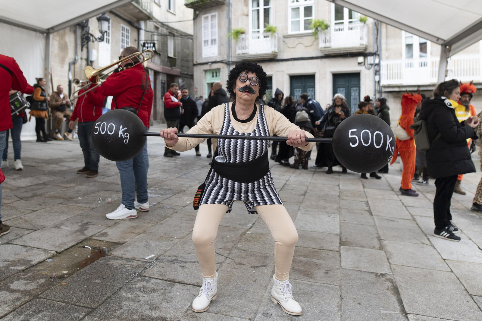 Galería | Allariz maridó charanga y vermú este domingo de entroido