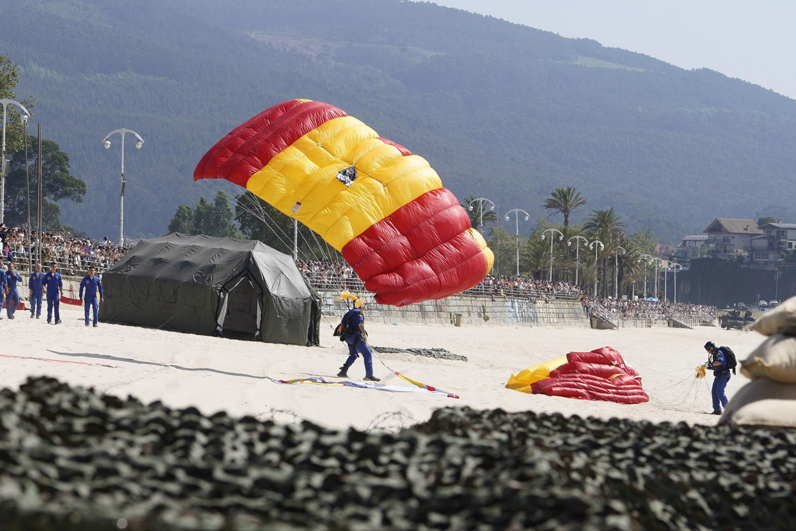 Galería | Felipe VI participa en la revista naval y presencia la exhibición de militares en Samil