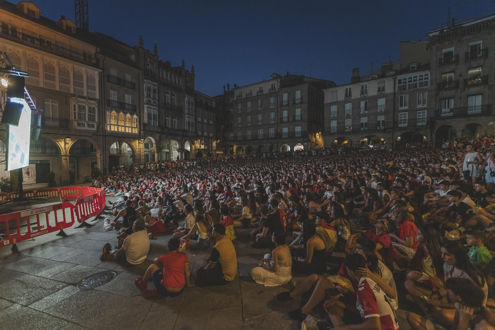 Galería | Camisetas, banderas y las calles de Ourense llenas de emoción por ver a España jugar los cuartos de final, en fotos