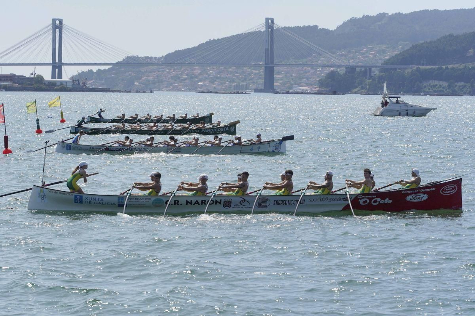 A ponte de Rande presencia a saída da primeira quenda da Bandeira de Cesantes de onte, na que remou a traiñeira filial de Samertolameu.