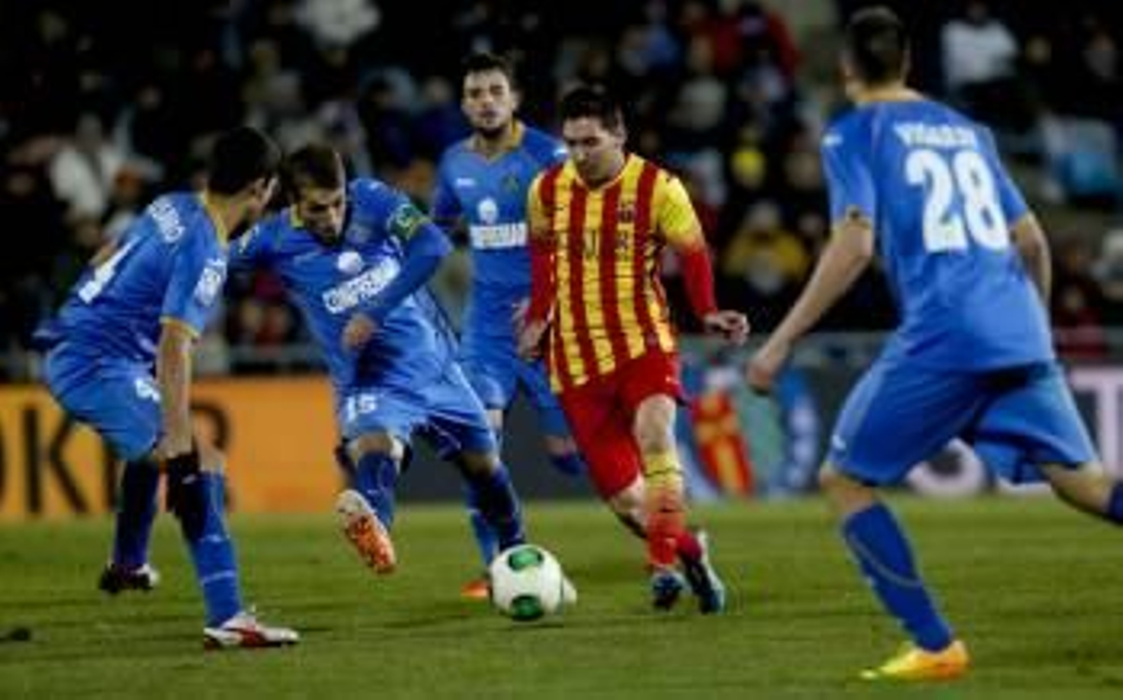 Messi, rodeado de rivales en la acción del segundo gol. (Foto: JUANJO MARTÍN)