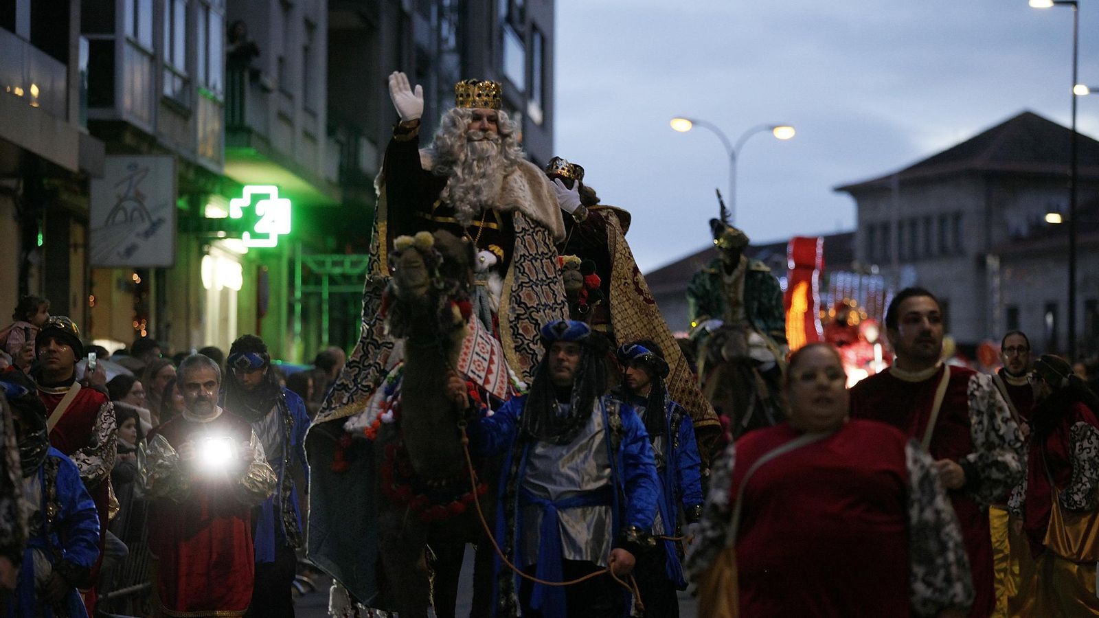 Una vez montados en los camellos, los Reyes Magos emprendieron su camino hasta la Plaza Mayor.