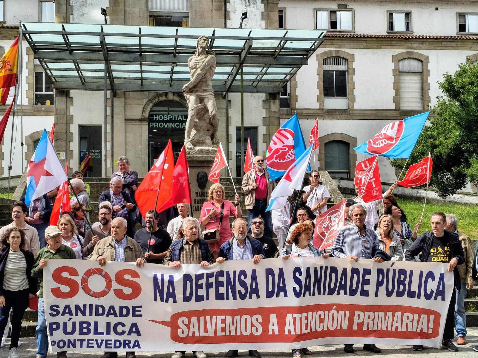 Manifestación de SOS Sanidade Pública frente al Hospital Provincial.