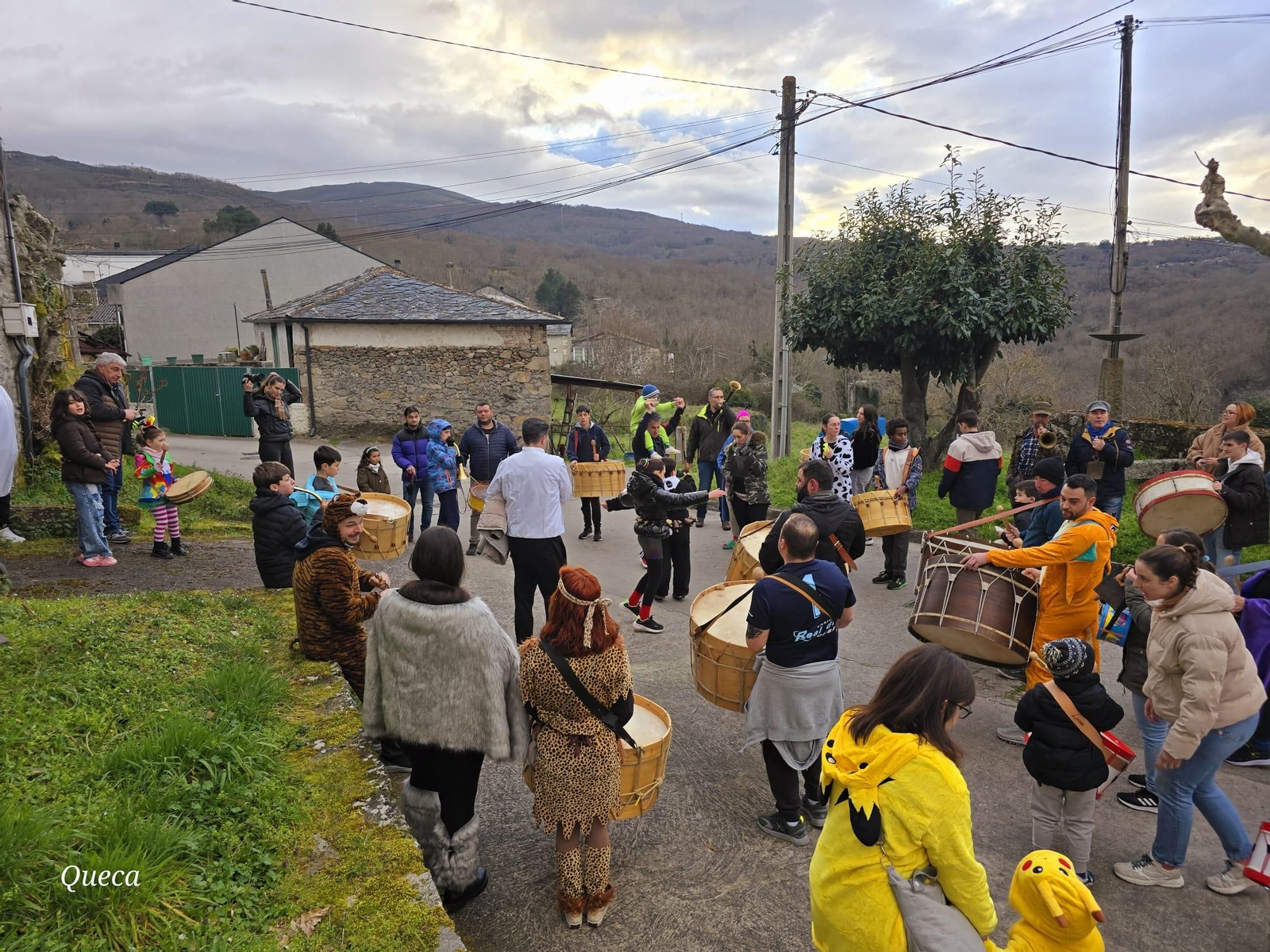 Galería | En Manzaneda, a ronda dos gusanitos é o día para os cativos