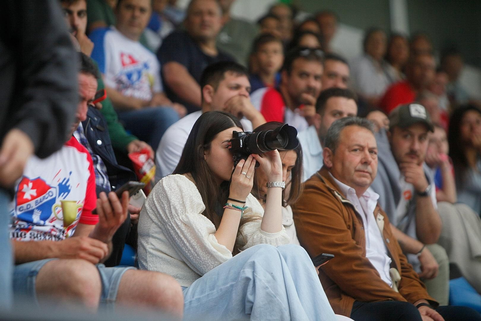 La afición en las gradas animando a los jugadores.