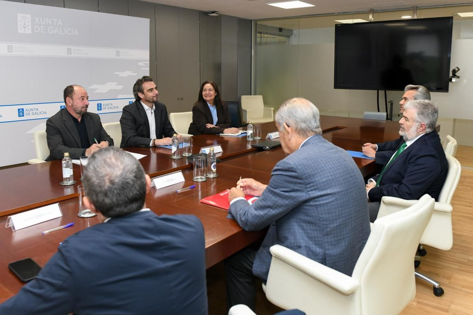 Momento de la reunión ayer, con la presencia del conselleiro de Presidencia, Diego Calvo, la delegada de la Xunta en Vigo, Ana Ortiz, el director de Turismo de Galicia, Xosé Merelles, y representantes empresariales y turísticos.