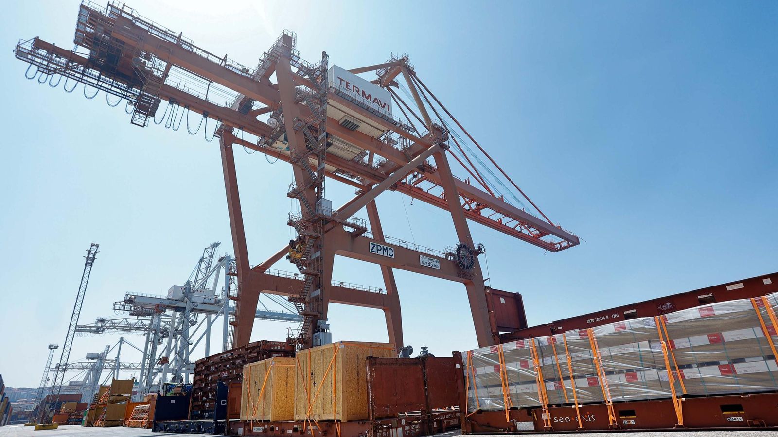 Galería | Una supergrúa de 110 metros se instala en Guixar