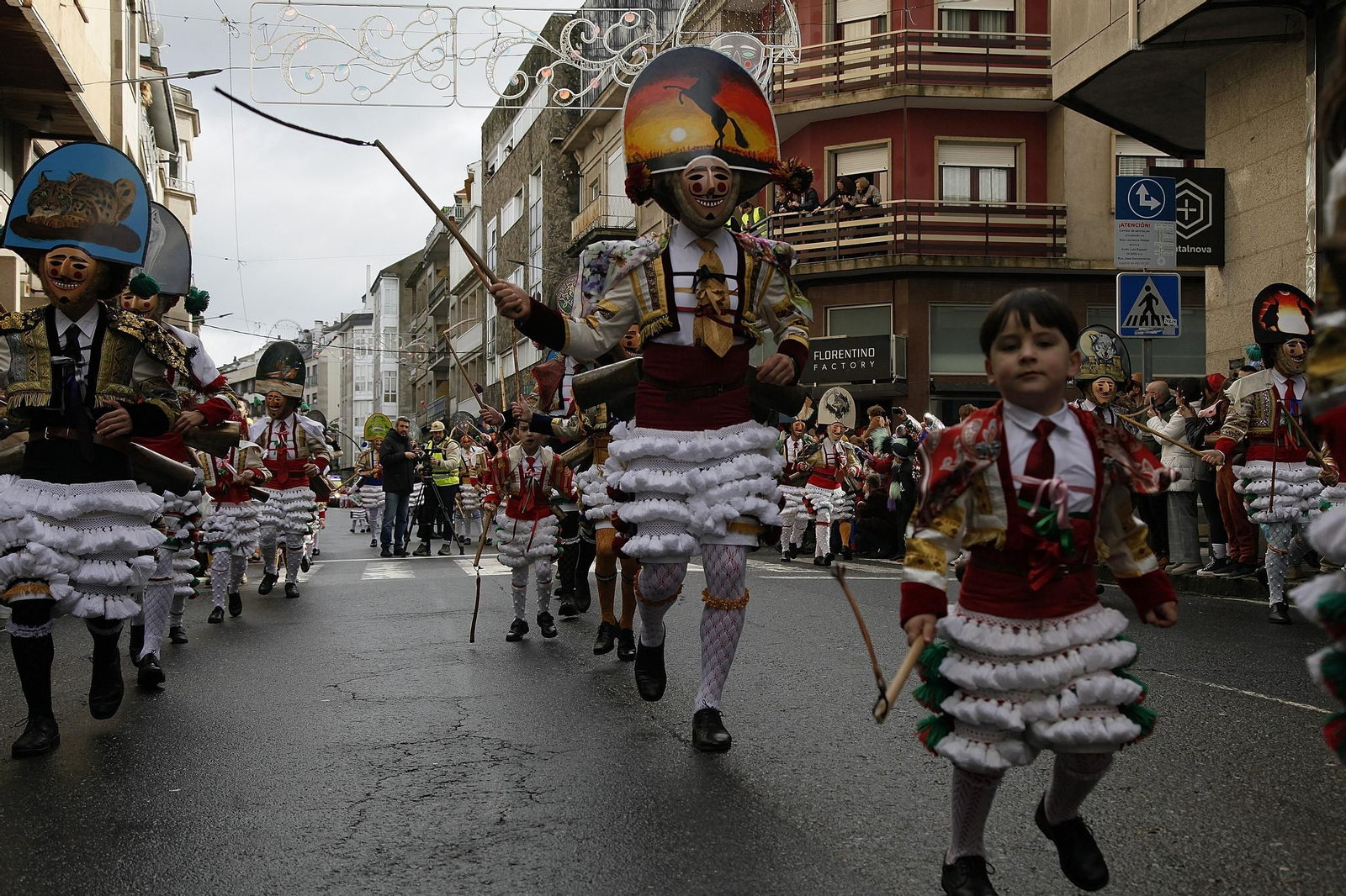 Galería | Música, color y tradición con las llegada de los Cigarróns a Verín durante el Domingo de Corredoiro