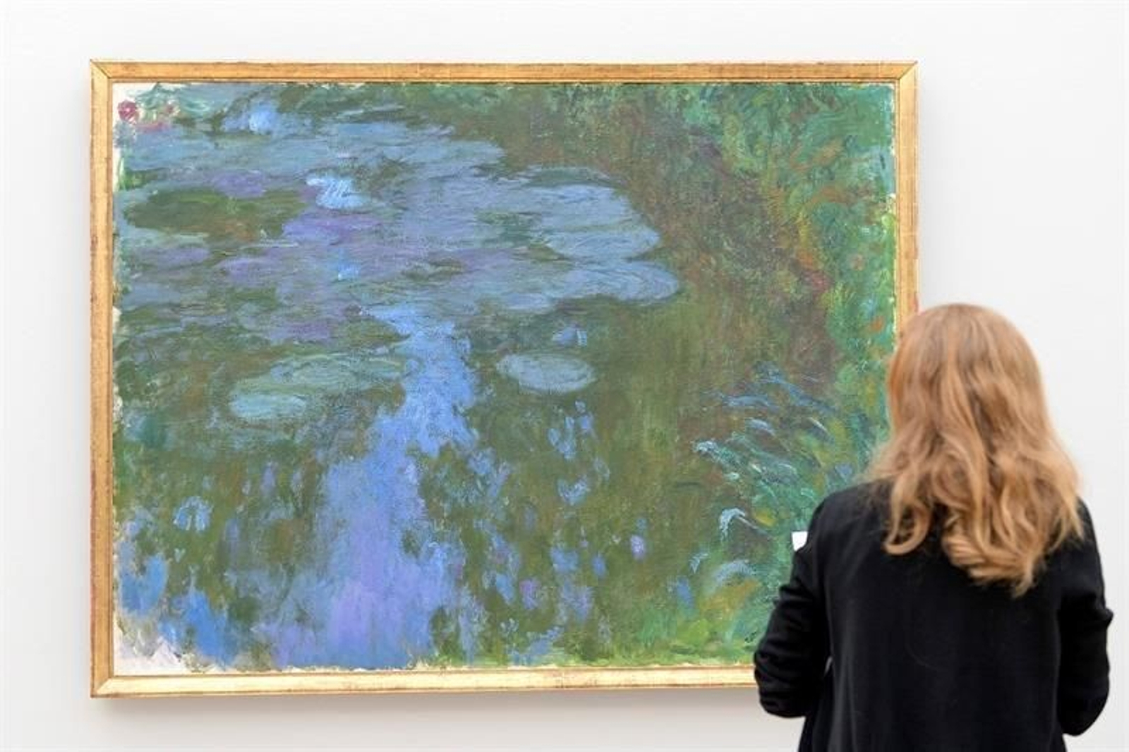 Una mujer observa la obra 'Nenúfares', del pintor francés Claude Monet,expuesto en la Fundación Beyeler en Riehen (Suiza)