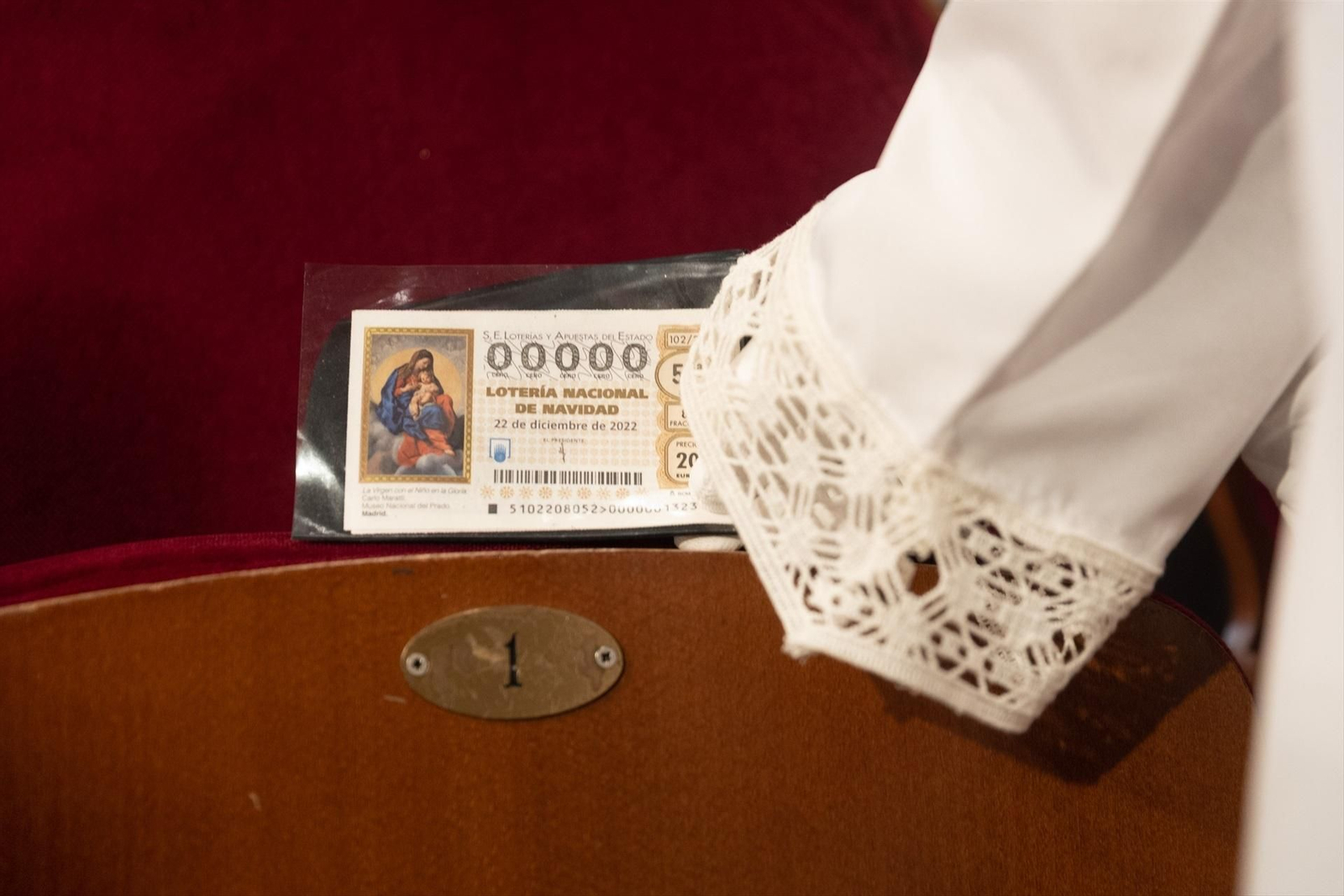 Alguien con el número 00000 en el Teatro Real de Madrid (EUROPA PRESS)