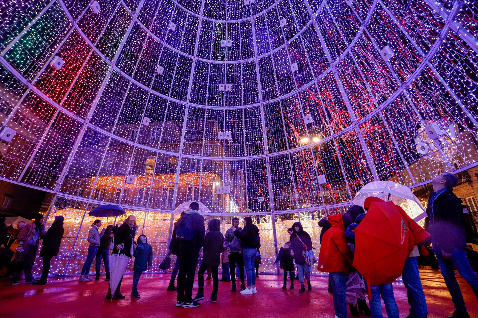 Luces de Navidad y lluvia. // Jorge Santome