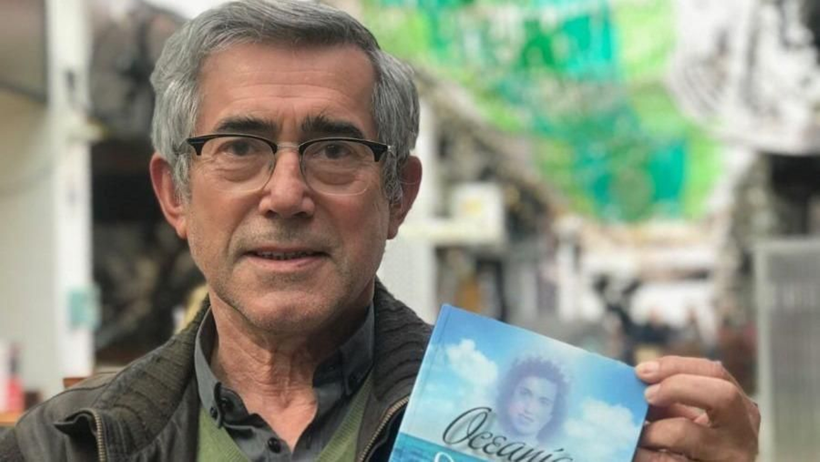 José García Juncal junto a su última publicación 'Oceanía'.