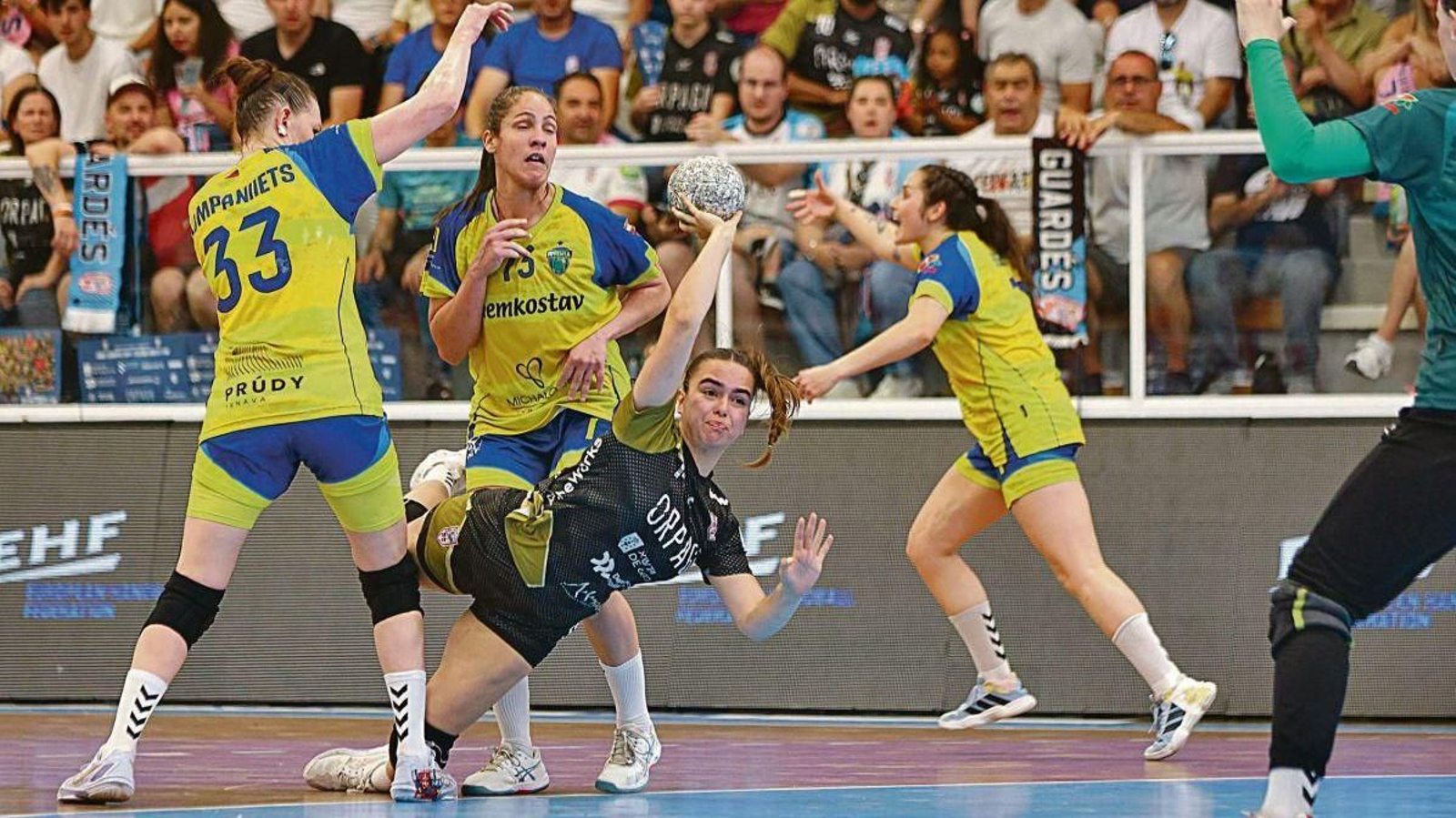 Rosane Serrano lanza a portería durante la vuelta de la final de la Copa Europea.
