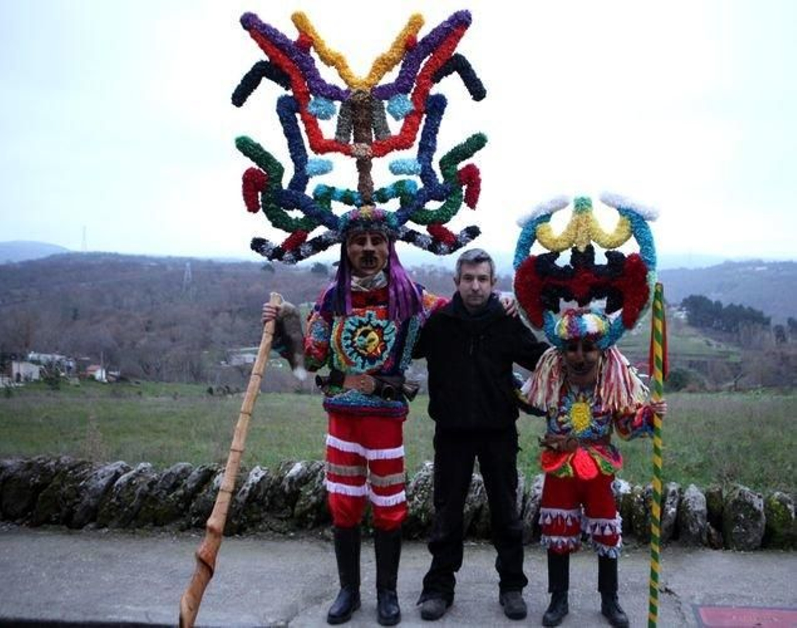 Jorge Domínguez, entre dos boteiros, cada uno sujetando su "monca" o bastón.
