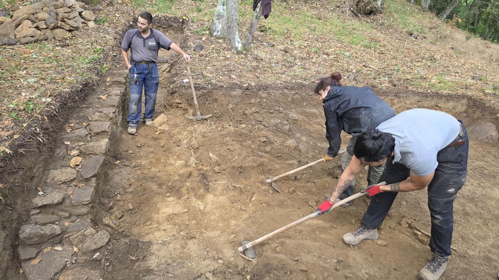 Equipo de arqueólogos en la excavación