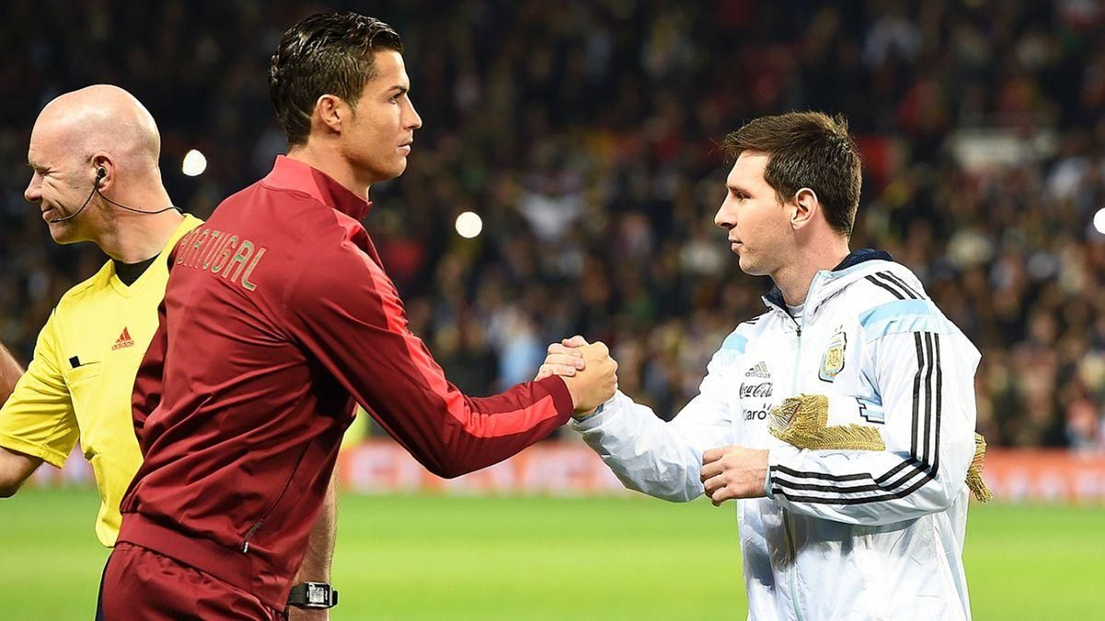 Cristiano Ronaldo y Leo Messi se saludan durante un partido amistoso entre Portugal y Argentina que se disputó en el año 2014.