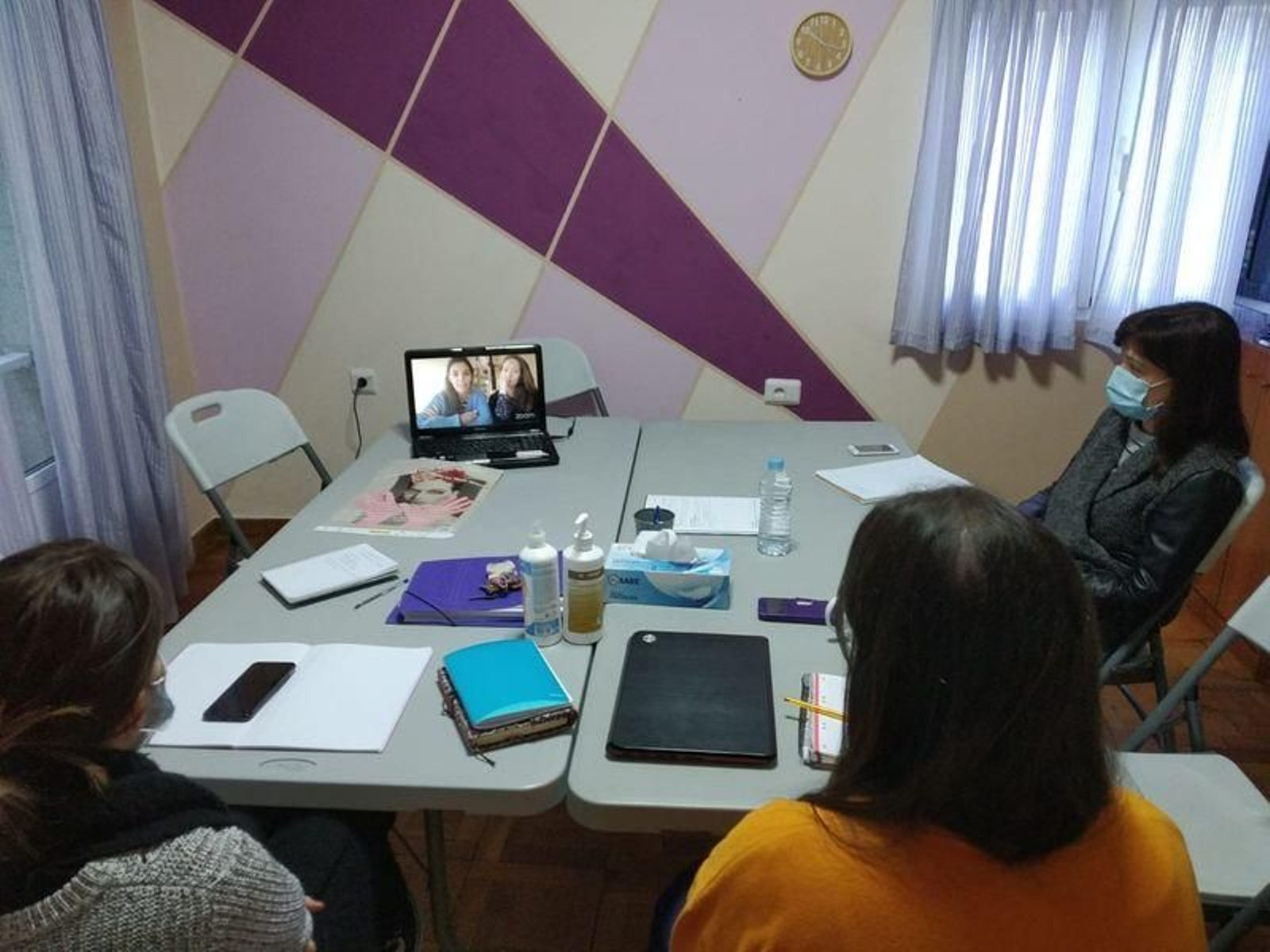 Tres asistentes a las IX Jornadas contra la Trata Sexual y las encargadas de la presentación online.