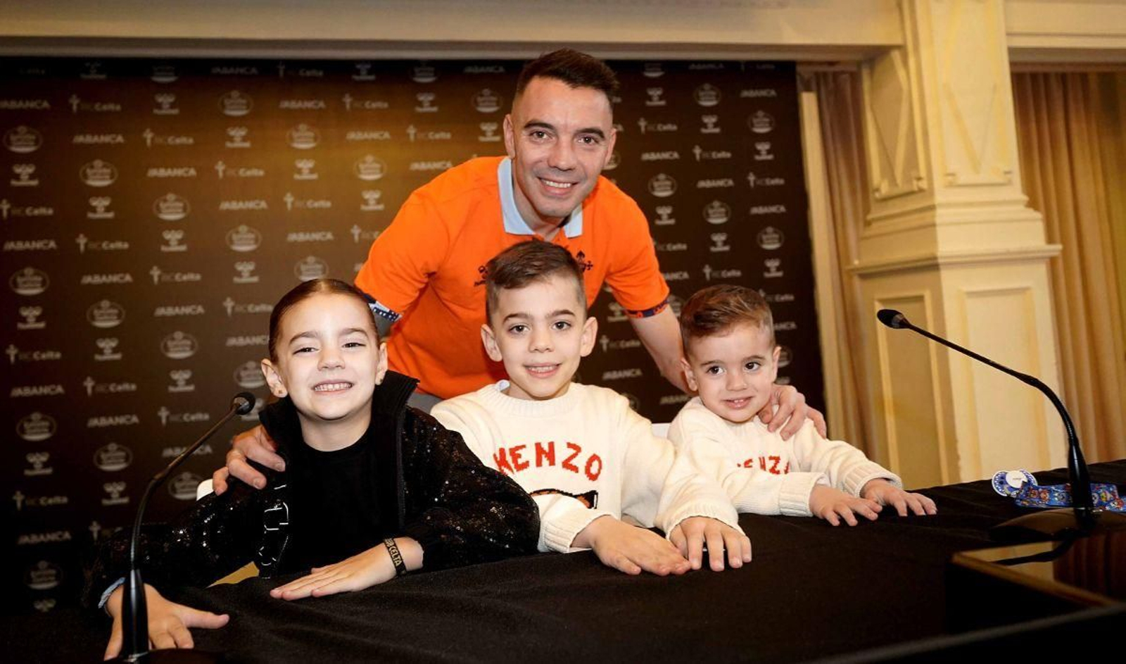 Iago Aspas, ayer en la sede del Celta, acompañado de sus tres hijos tras explicar su renovación.