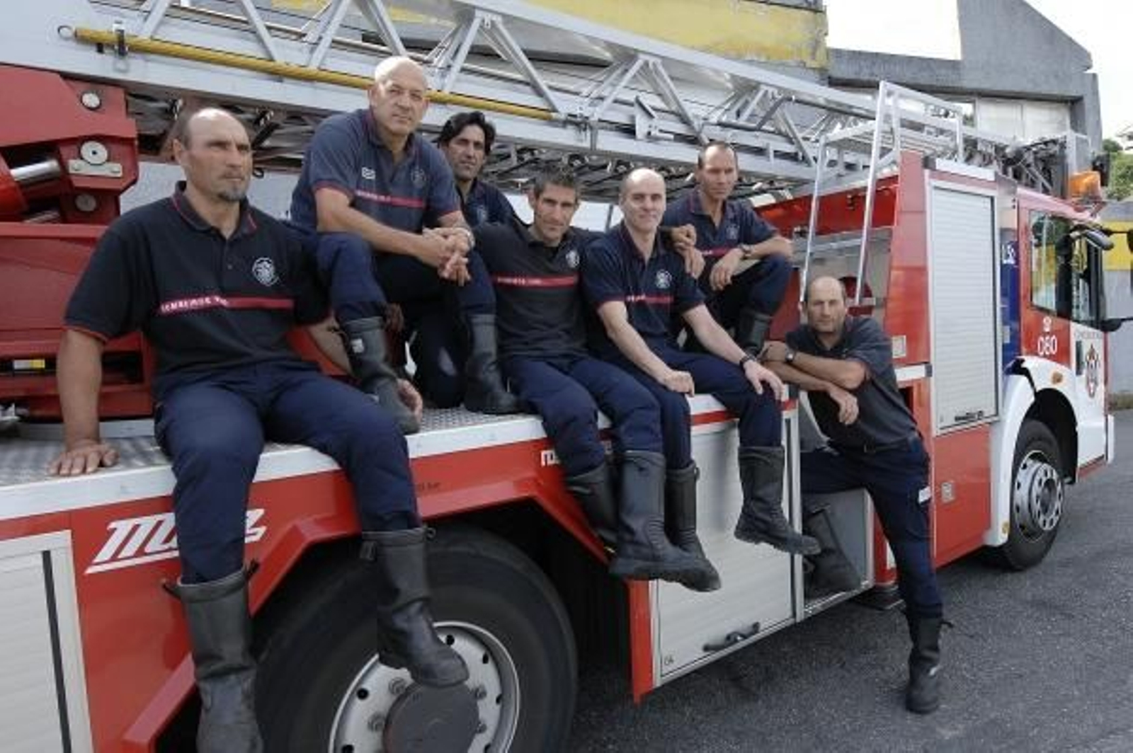 Siete de los vigueses que participarán en los Juegos, ayer, en el parque de bomberos de Teis. Foto: lydia miranda