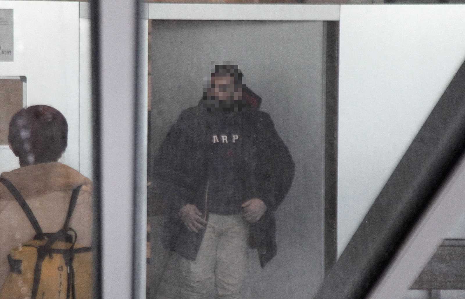 La víctima del tiroteo, a la salida de la declaración ante el juez instructor.