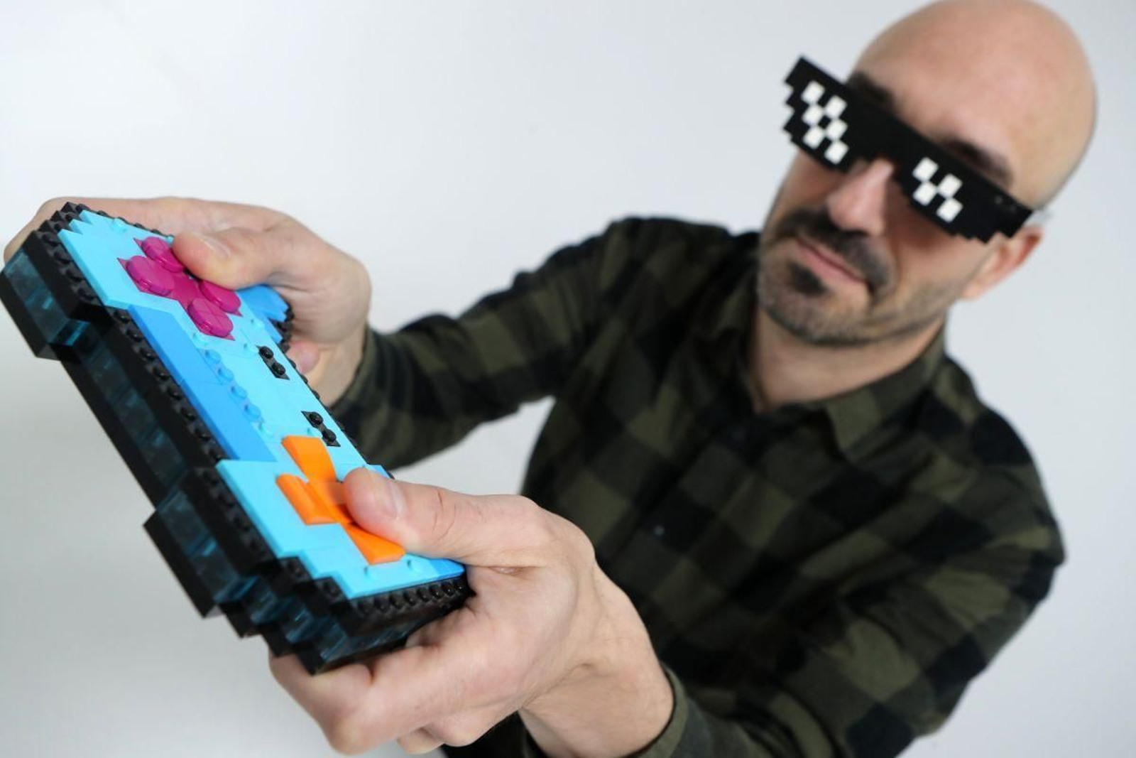 Pablo González, con dos de sus creaciones.