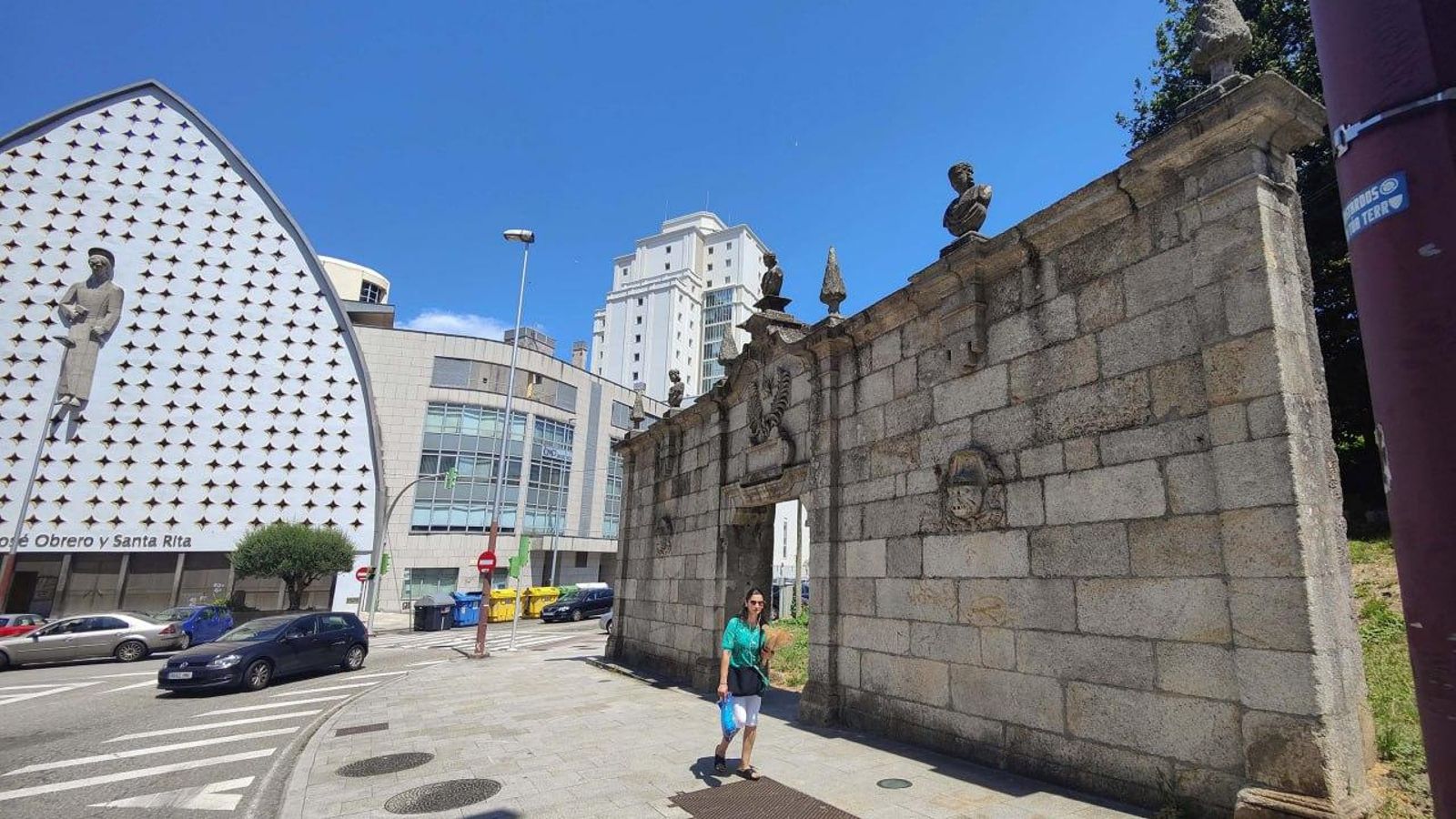 La puerta monumental de Vigo, de 1780, se cambió de ubicación, descontextualizándola ante un descampado.