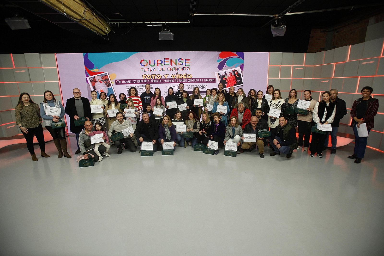Foto de los ganadores del concurso de Entroido de La Región, en el plató de Telemiño.