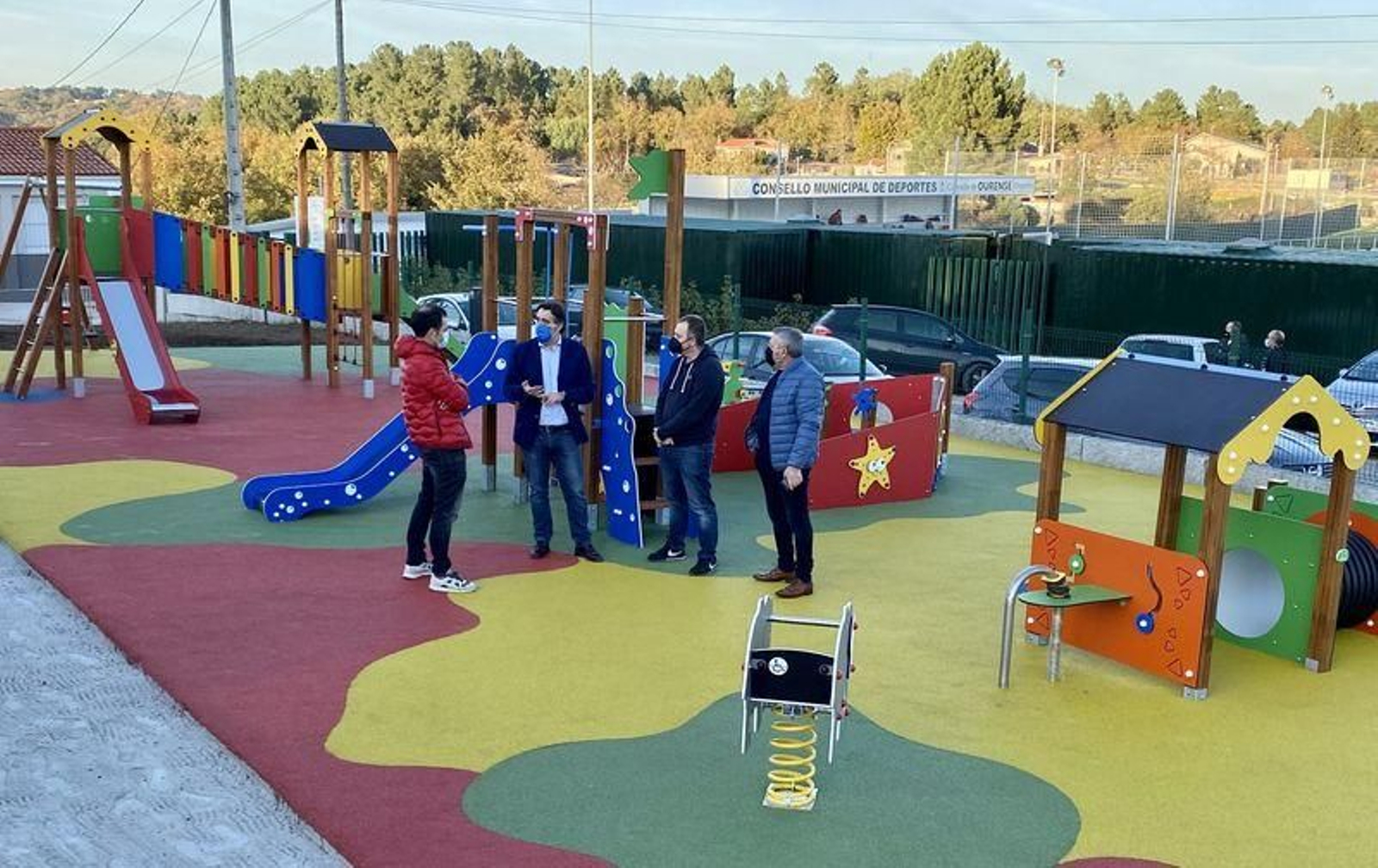 Jorge Pumar visitó ayer el parque infantil de Vilar de Astrés, que impulsó como concejal de Perímetro Rural.