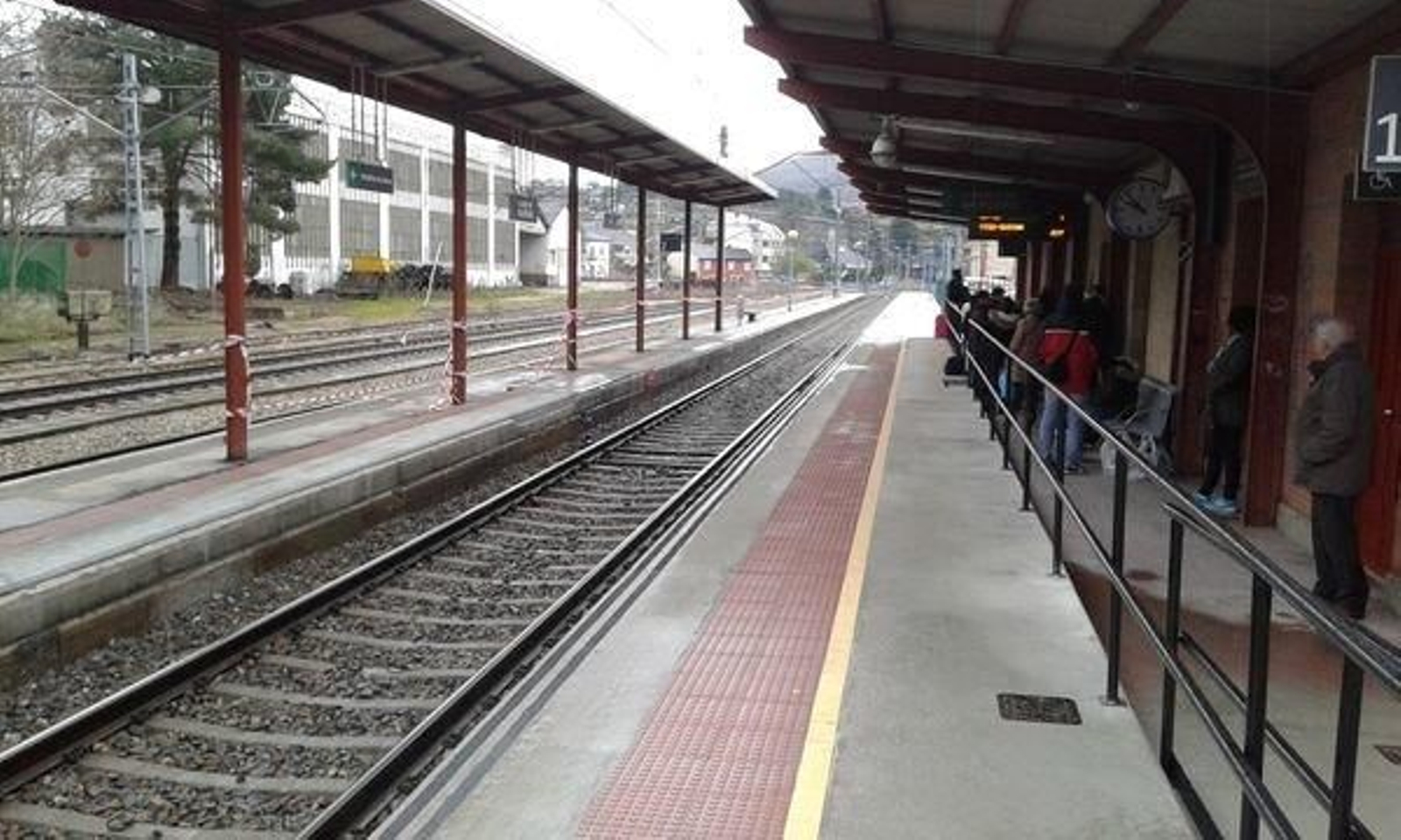 Usuarios de la estación de O Barco.