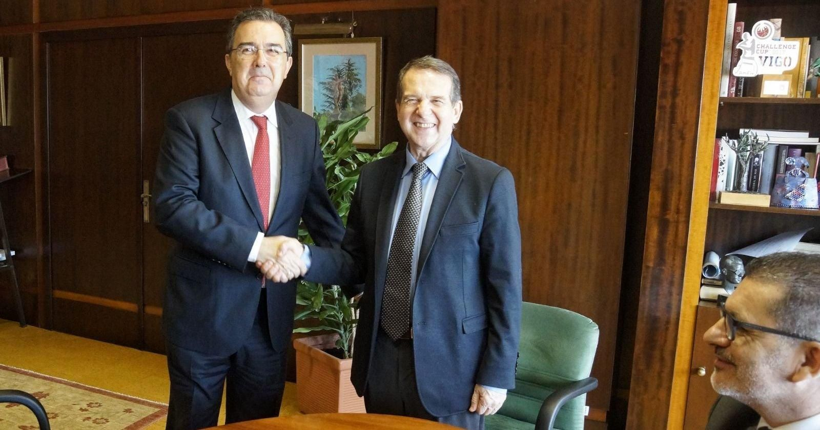 José Arnau y Abel Caballero firmaron el convenio.