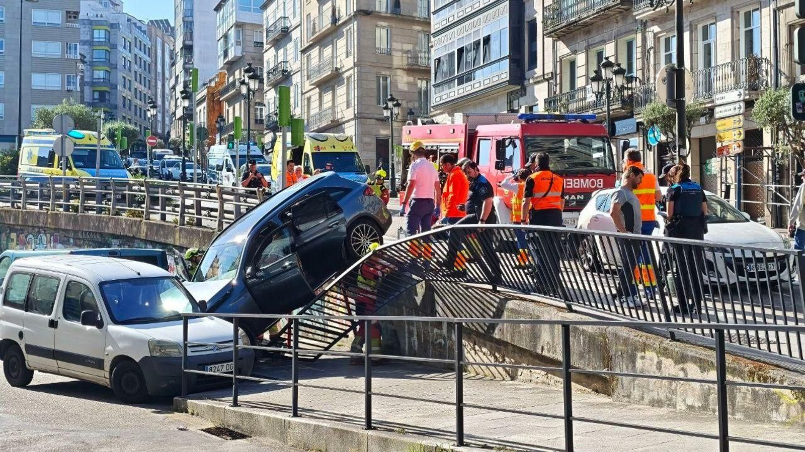 El coche accidentado, colgando el Alfonso XIII.
