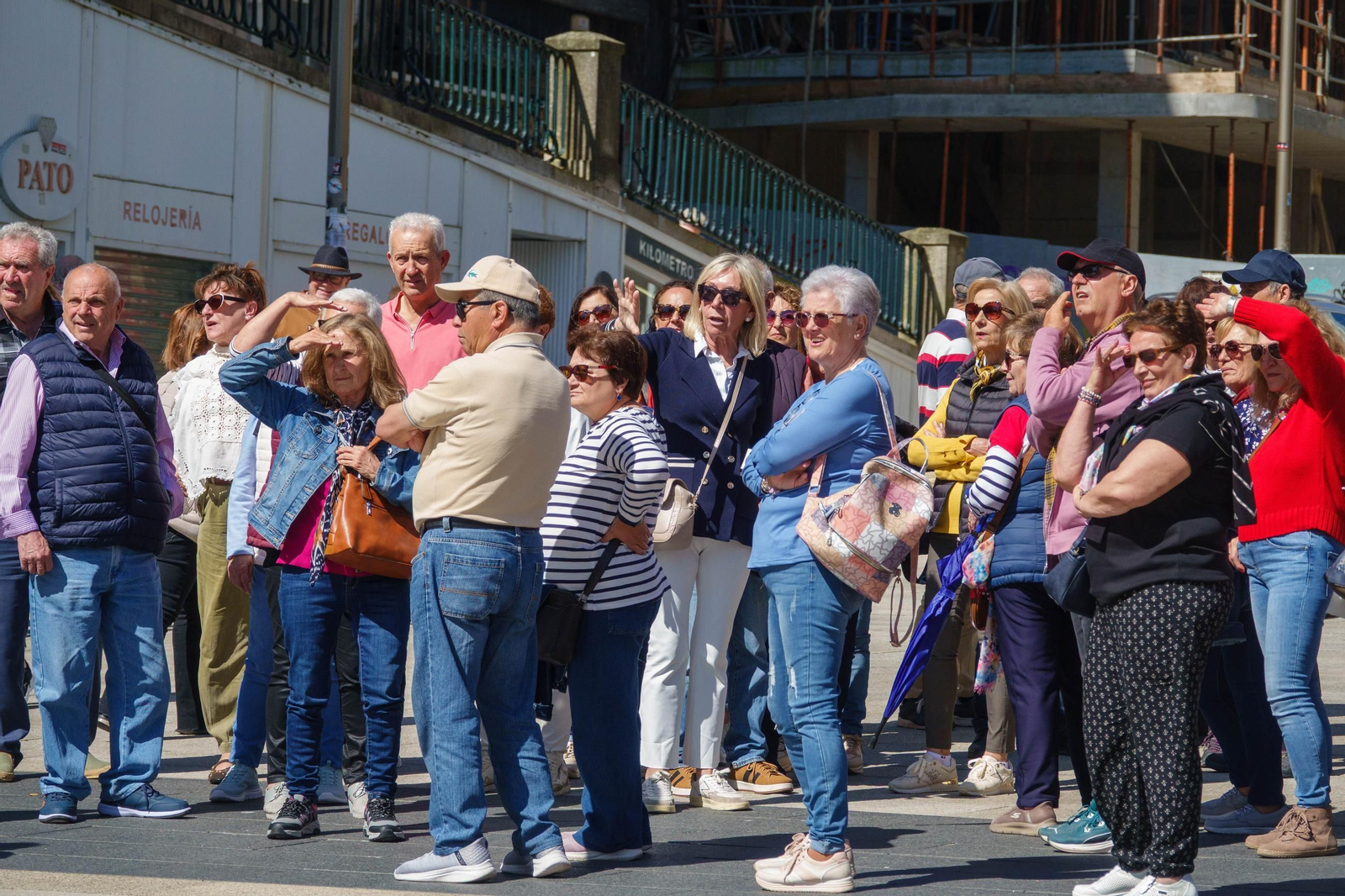 Turistas de La Alcarria, en Guadalajara, ayer por el centro de Vigo.