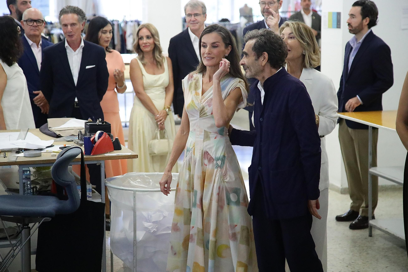 Galería | Desde la exposición hasta los talleres, el recorrido de la reina Letizia por Adolfo Domínguez en su 50 aniversario