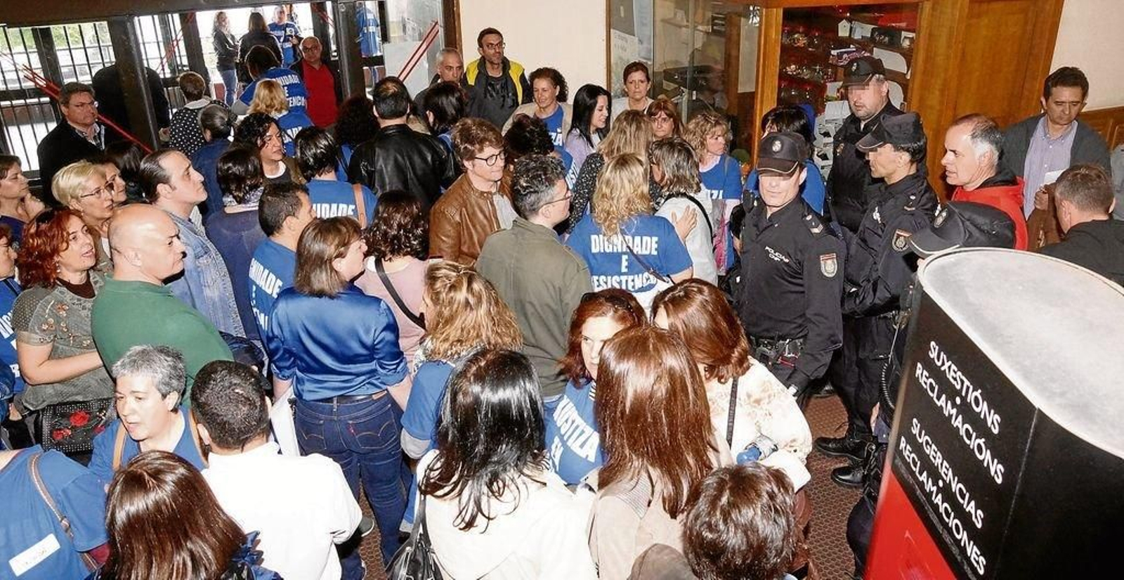 La Policía Nacional acude al edificio de los juzgados para desalojar a los huelguistas tras la asamblea y antes de la votación.