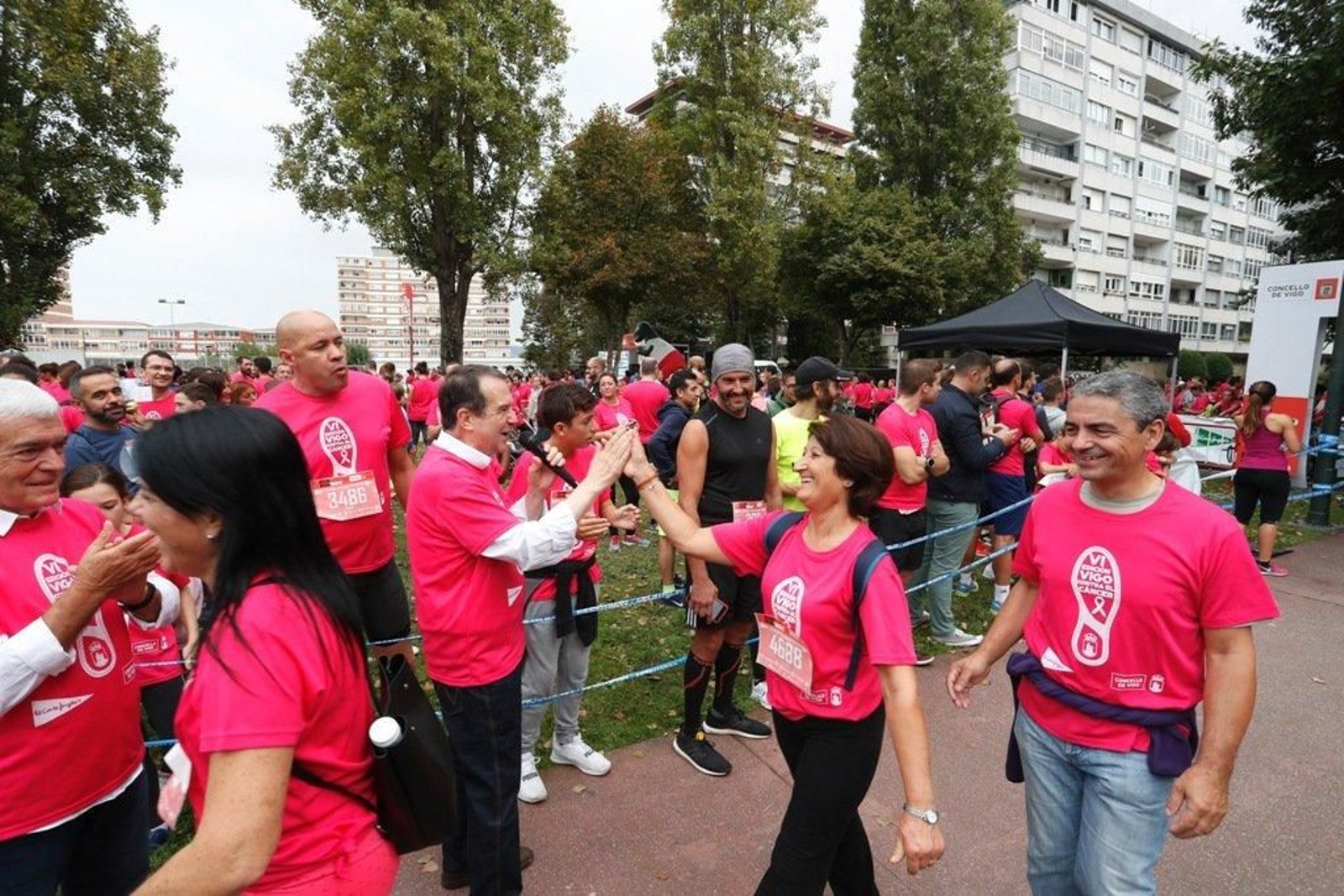 El color rosa abarrotó la Avenida de Castelao - JV Landín 096