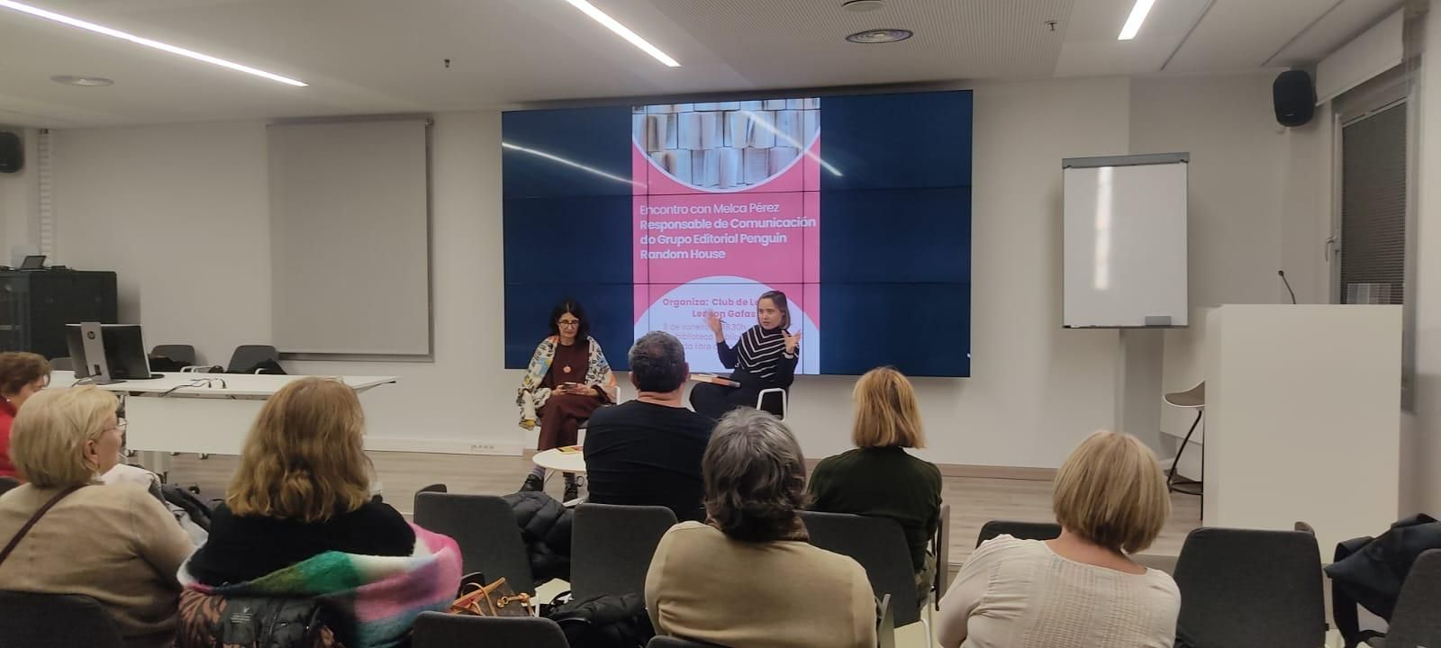 Melca Pérez durante su charla en la Biblioteca Nós.