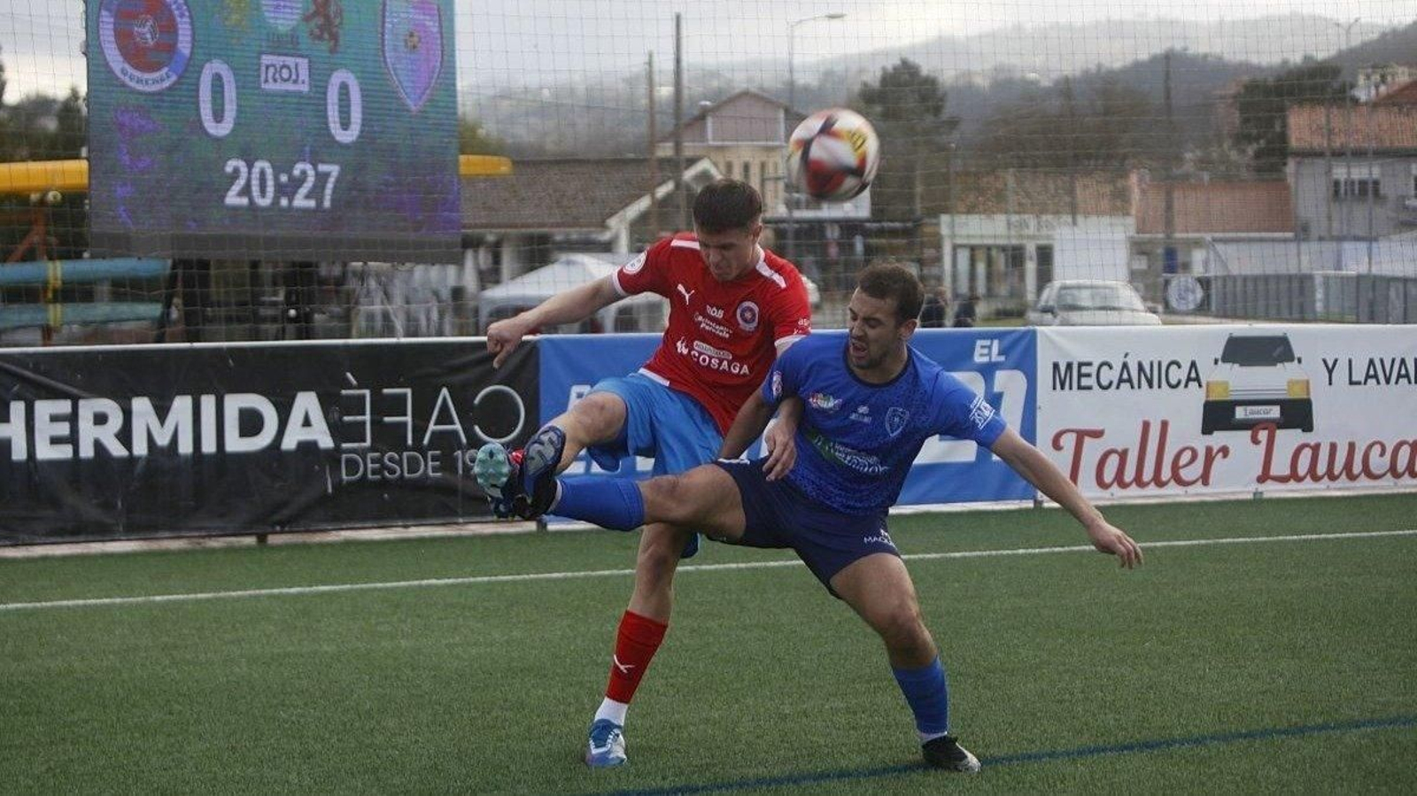 El defensa unionista Labrada despeja ante Ismael, delantero del Barbadás (Foto: Miguel Ángel).