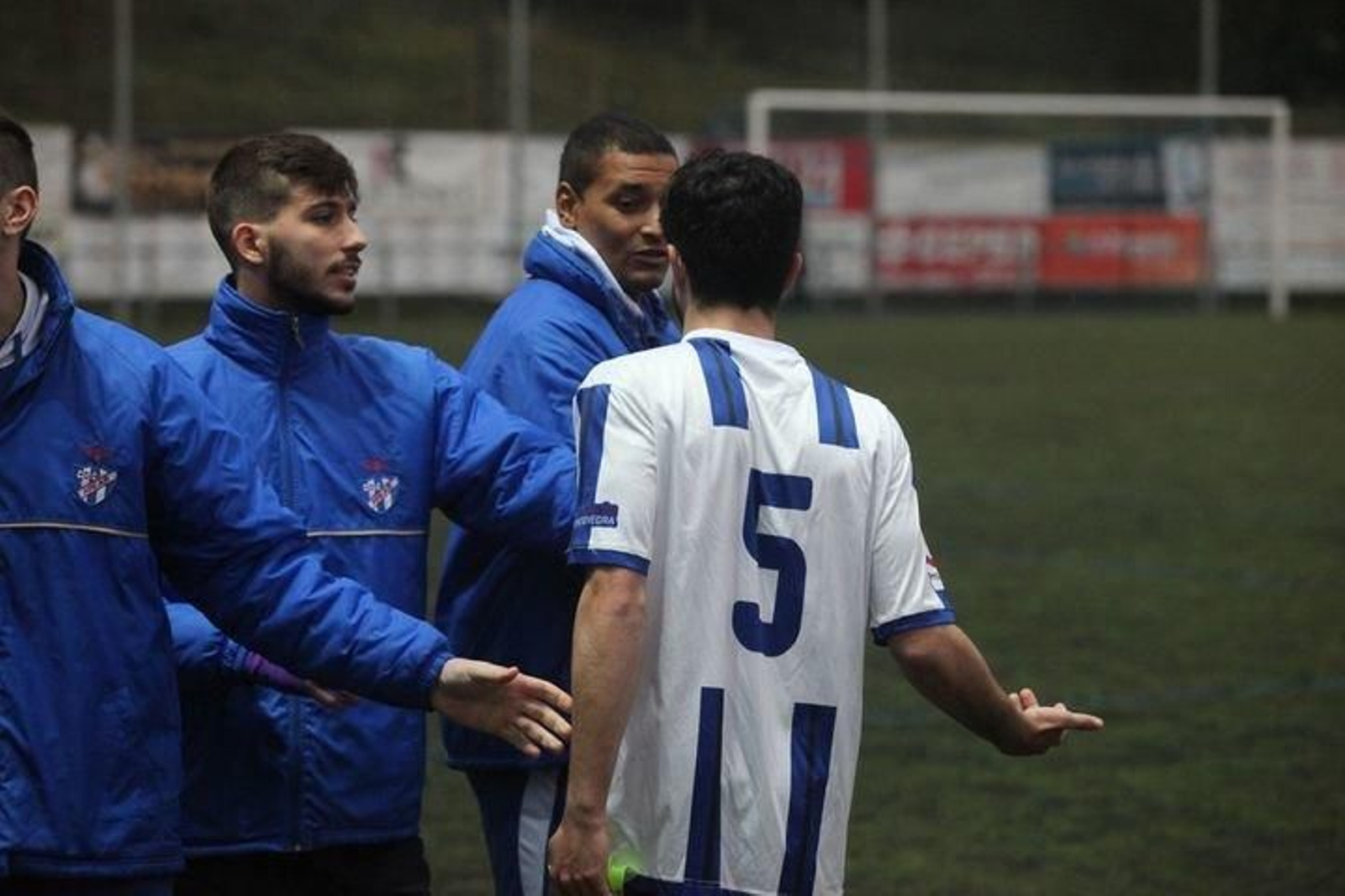 El entrenador del Areas Yago Yao habla con el defensa Isi, tras ser expulsado en el partido de Os Carrís.