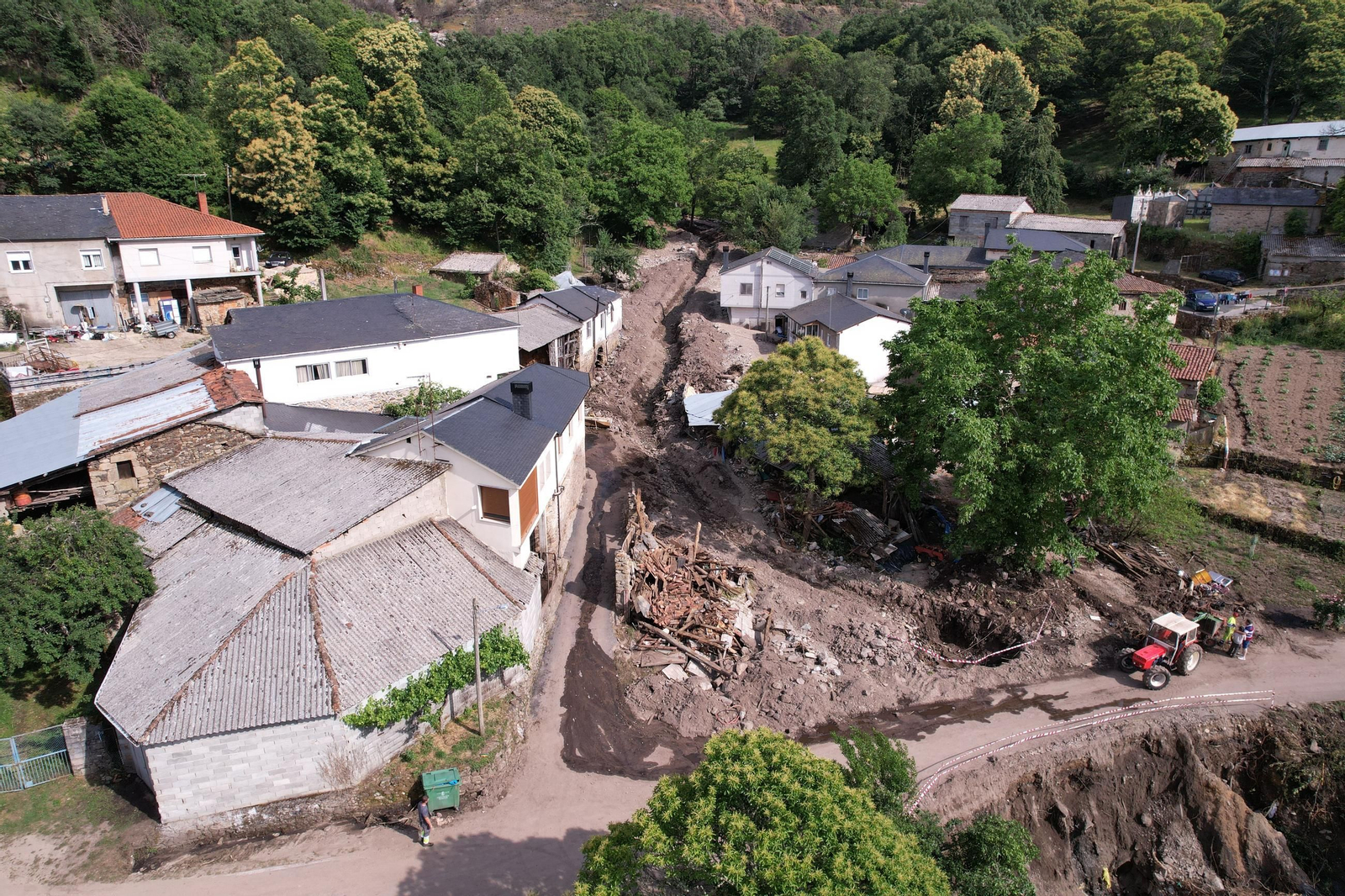 Galería | Viana do Bolo, cruzada por el torrente de agua, en fotos a vista de dron