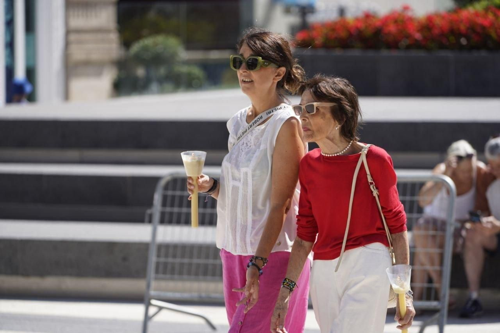 Devotos haciendo el recorrido por las calles de Vigo.