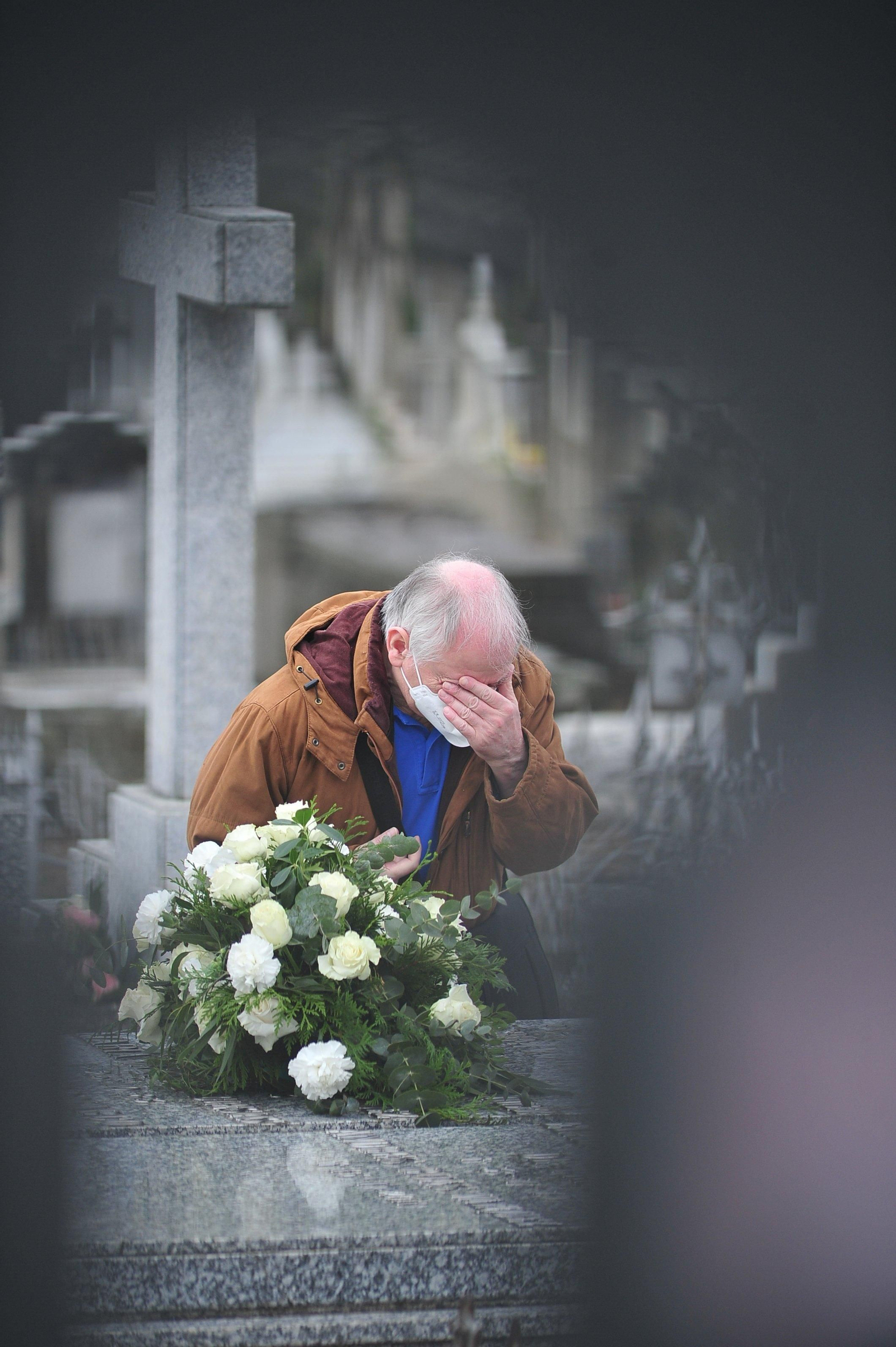 Jornada dominical en el cementerio de San Francisco José Paz