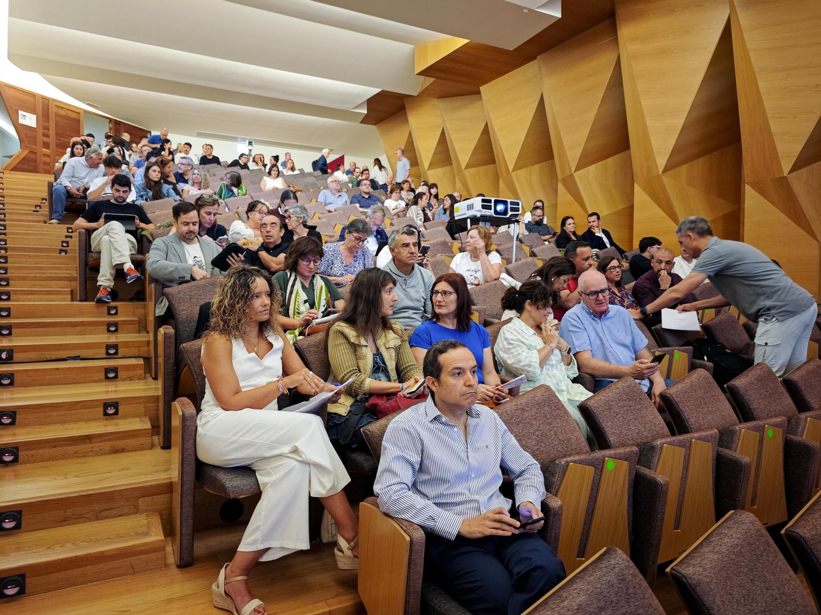 Asistentes a la sesión convocada para constituir el Claustro.