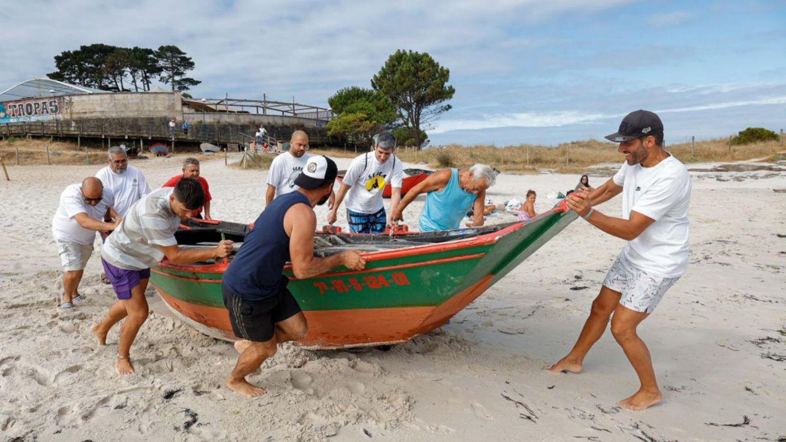 Vecinos de Coruxo bajando una gamela para la regata.